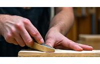 Lid werkt aan een houtbewerkingsproject